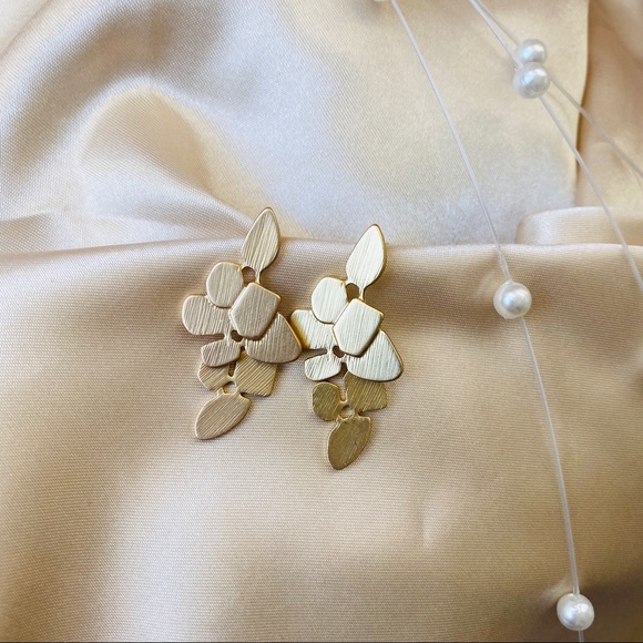 💙LAST ONE 💖Golden leaves Minimalist Earrings - Picture 4 of 8